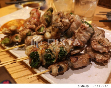 居酒屋の焼鳥盛り合わせ 96349932