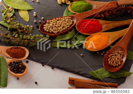 スプーンに盛られた、たくさんのスパイス 96350382