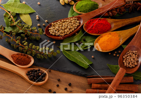 スプーンに盛られた、たくさんのスパイス 96350384
