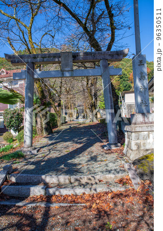 三嶋神社 鳥居 わたらせ渓谷鉄道沿線 秋の季節 三嶋神社 鳥居 わたらせ渓谷鉄道沿線 秋の季節 96350511