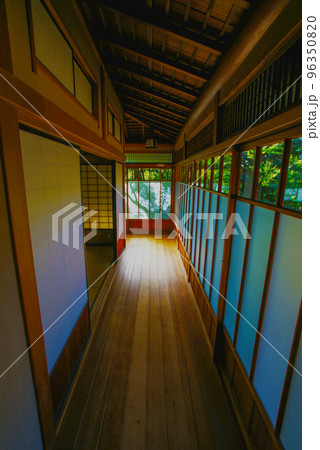 日本家屋の縁側 96350820