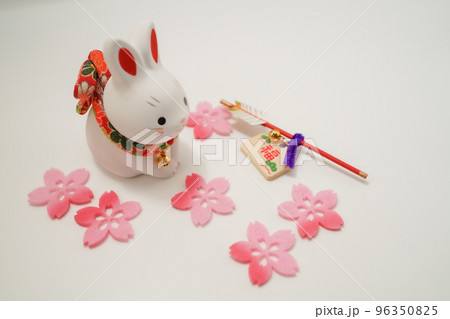 うさぎ年のお正月素材（2023年新年） 96350825