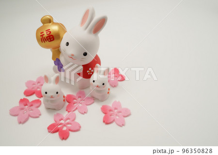 うさぎ年のお正月素材（2023年新年） 96350828