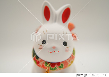 うさぎ年のお正月素材（2023年新年） 96350834