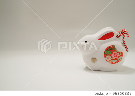 うさぎ年のお正月素材（2023年新年） 96350835