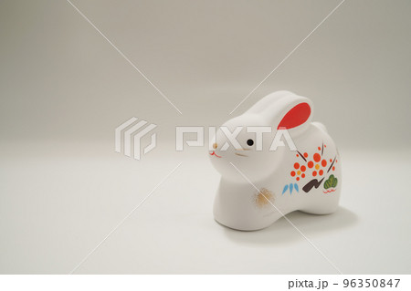 うさぎ年のお正月素材（2023年新年） 96350847