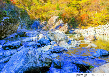 紅葉と三波石峡の奇岩 96350972