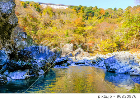 紅葉と三波石峡 紅葉と三波石峡 96350976