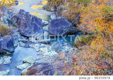 秋の三波石峡 96350978