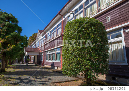 旧花輪小学校　わたらせ渓谷鉄道沿線　秋の風景　 96351291