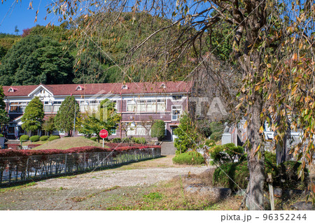旧花輪小学校　わたらせ渓谷鉄道沿線　秋の風景　 96352244