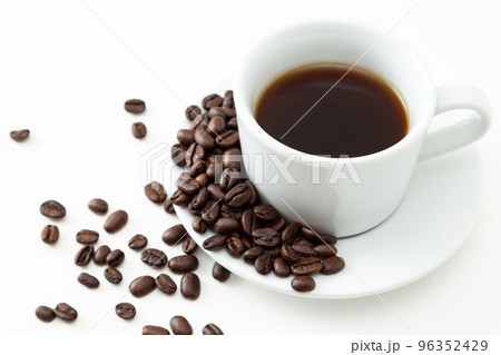 こぼれたコーヒー豆とコーヒー 白バック こぼれたコーヒー豆とコーヒー 白バック 96352429
