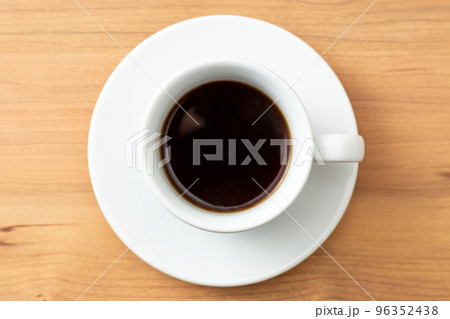 テーブルに置かれたコーヒー 96352438