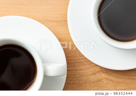 テーブルに置かれたコーヒー 96352444