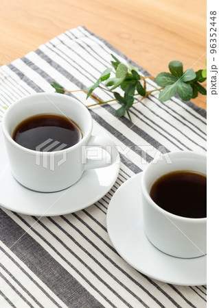 テーブルに置かれたコーヒー 96352448