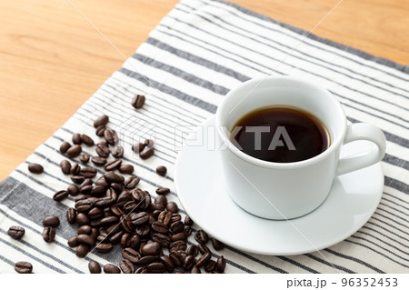 コーヒーとこぼれたコーヒー豆 96352453