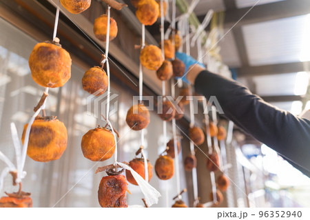 渋柿・吊るし柿の柿もみ 96352940