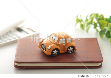 ミニチュアの車を使った自動車保険のイメージ 96352952