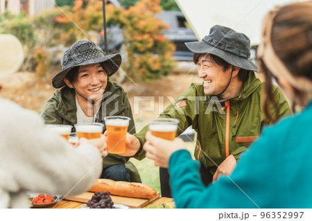 秋冬のキャンプ場で仲間と一緒にビールを飲んでパーティーするアジア人男性 秋冬のキャンプ場で仲間と一緒にビールを飲んでパーティーするアジア人男性 96352997
