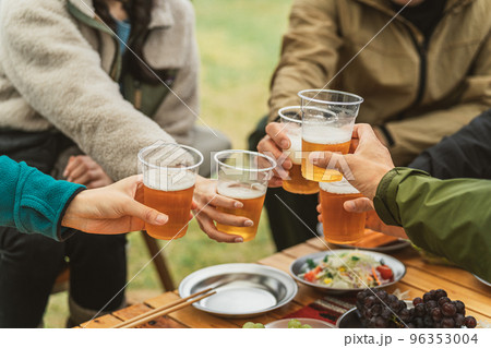 秋冬のキャンプ場で仲間と一緒にビールを飲んでパーティーする男女の手元 秋冬のキャンプ場で仲間と一緒にビールを飲んでパーティーする男女の手元 96353004