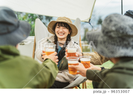 秋冬のキャンプ場で仲間と一緒にビールを飲んでパーティーするアジア人の男女 秋冬のキャンプ場で仲間と一緒にビールを飲んでパーティーするアジア人の男女 96353007