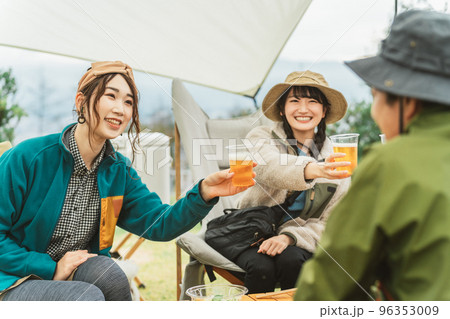 秋冬のキャンプ場で仲間と一緒にビールを飲んでパーティーするアジア人の男女 秋冬のキャンプ場で仲間と一緒にビールを飲んでパーティーするアジア人の男女 96353009