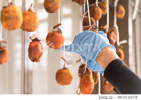 渋柿・吊るし柿の柿もみ 96353078