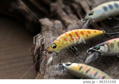 渓流釣りのルアーとリールなどの道具 96353108