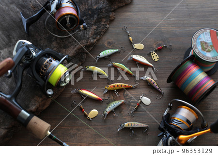 渓流釣りのルアーとリールなどの道具 渓流釣りのルアーとリールなどの道具 96353129