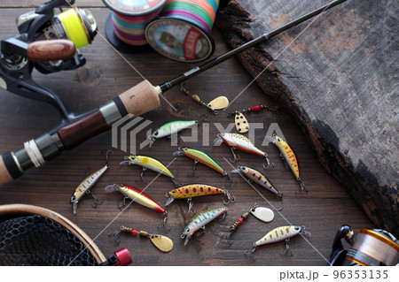 渓流釣りのルアーとリールなどの道具 96353135
