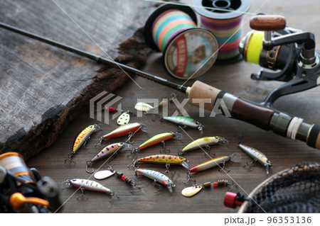 渓流釣りのルアーとリールなどの道具 96353136