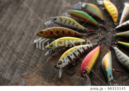 渓流釣りのルアーとリールなどの道具 96353145