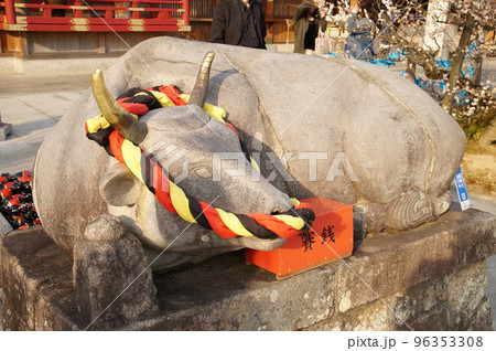 天満宮に必ずある牛の像 96353308