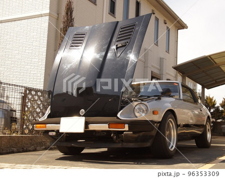 クラシックカーを整備するためにボンネットを開けた 96353309