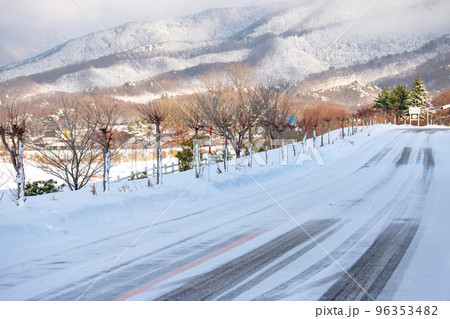 雪道 圧雪 アイスバーン 冬色イメージ (蒜山高原) 雪道 圧雪 アイスバーン 冬色イメージ (蒜山高原) 96353482