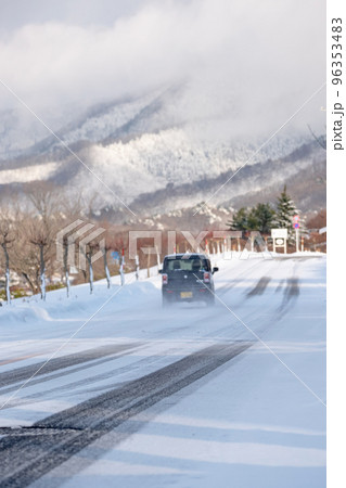 雪道　圧雪　アイスバーン　冬色イメージ　（蒜山高原） 96353483