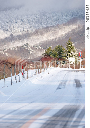 雪道　圧雪　アイスバーン　冬色イメージ　（蒜山高原） 96353485
