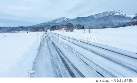 雪道　圧雪　アイスバーン　冬色イメージ　（蒜山高原） 96353486
