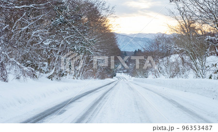 雪道　圧雪　アイスバーン　冬色イメージ　（蒜山高原） 96353487