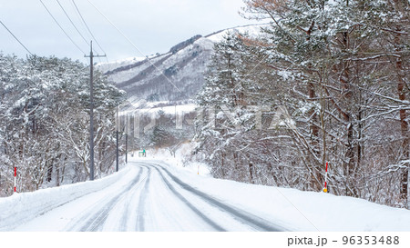 雪道 圧雪 アイスバーン 冬色イメージ (蒜山高原) 雪道 圧雪 アイスバーン 冬色イメージ (蒜山高原) 96353488