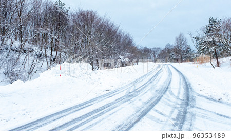 雪道　圧雪　アイスバーン　冬色イメージ　（蒜山高原） 96353489