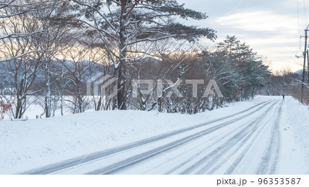 雪道　圧雪　アイスバーン　冬色イメージ　（蒜山高原） 96353587