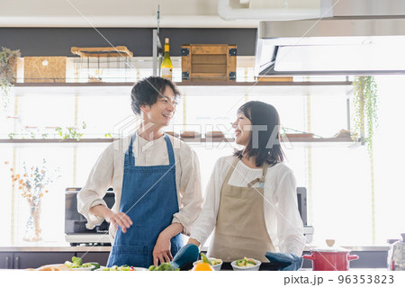 カップル　料理　ライフスタイル 96353823
