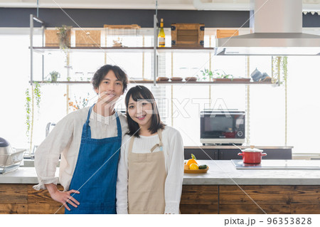 カップル 料理 ライフスタイル カップル 料理 ライフスタイル 96353828