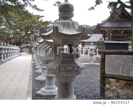 小湊山誕生寺 灯籠 小湊山誕生寺 灯籠 96354317