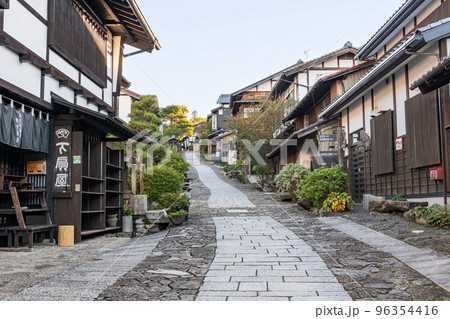 岐阜県中津川市　日本の伝統的な佇まいを残す人気の観光スポット馬籠宿 96354416