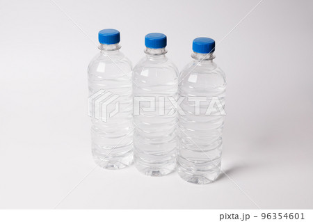 水の入ったペットボトル3本 水の入ったペットボトル3本 96354601