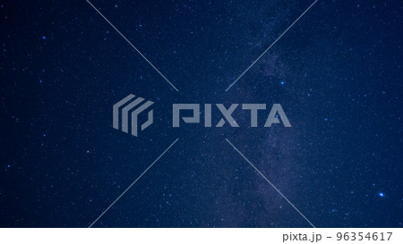 山間から見える夏の終わりの天の川とたくさんの星 山間から見える夏の終わりの天の川とたくさんの星 96354617