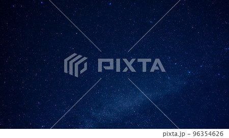 山間から見える夏の終わりの天の川とたくさんの星 96354626