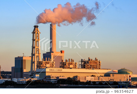 「神奈川県」磯子火力発電所と夕景 96354627